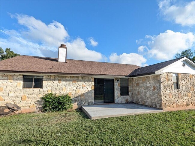 Building Photo - 904 Woodview Dr