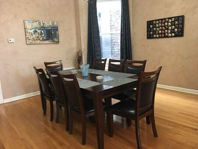 Building Photo - 1339 N Western Ave