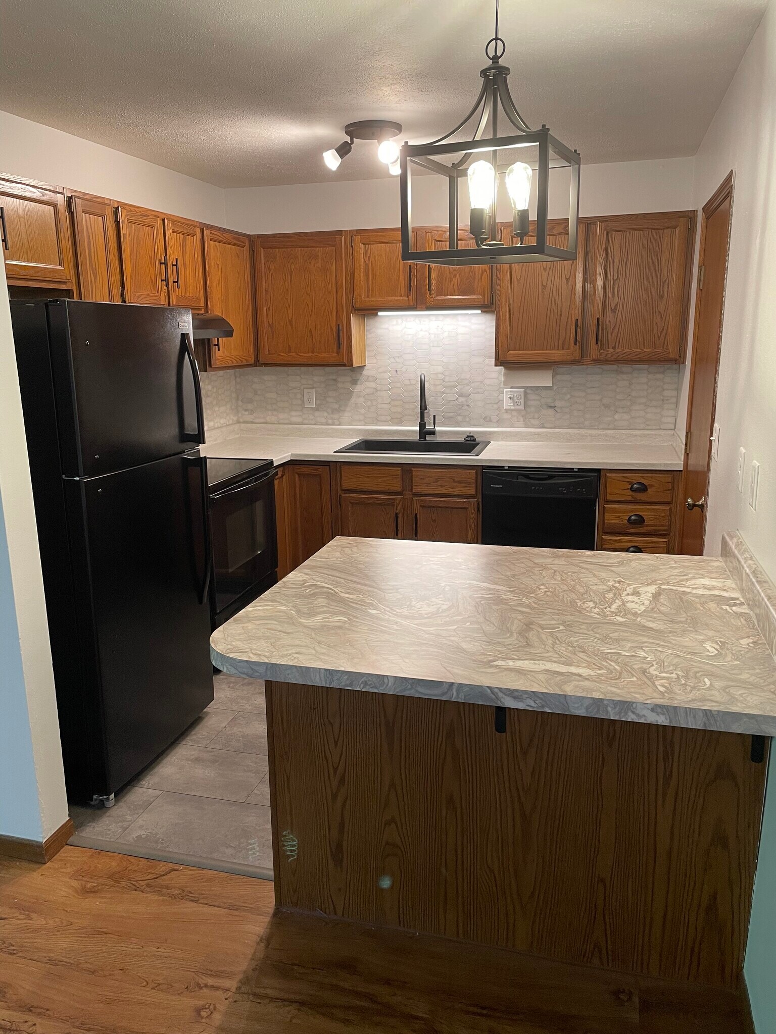 Updated kitchen - 4083 Applewood Ln
