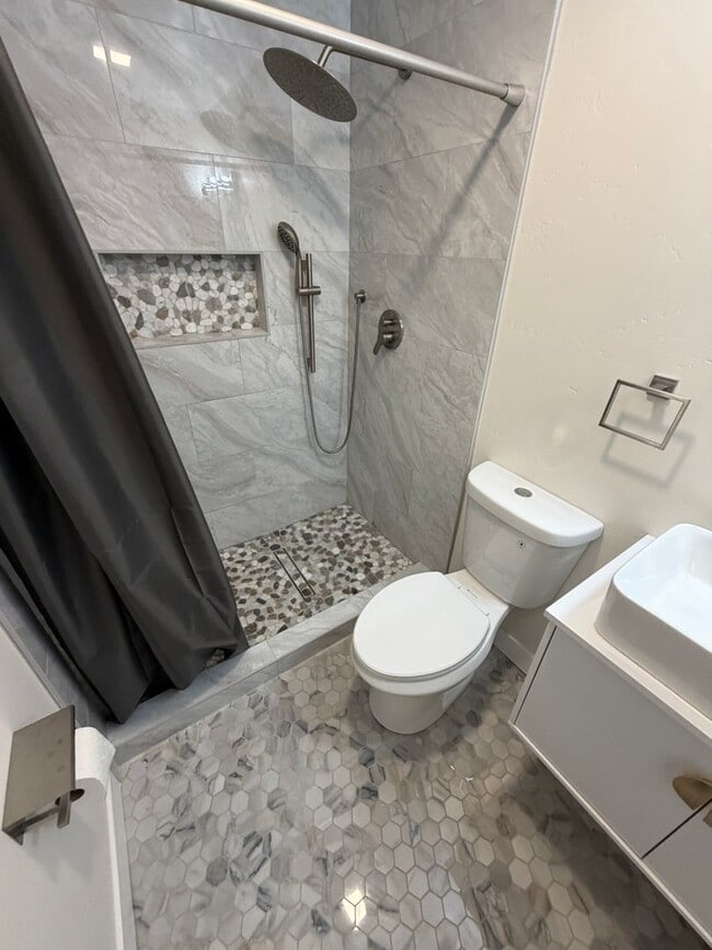 Building Photo - Updated 2 Bedroom 2 Bathroom Condo with Pool, Spa and Parking. Offering 6 month lease.