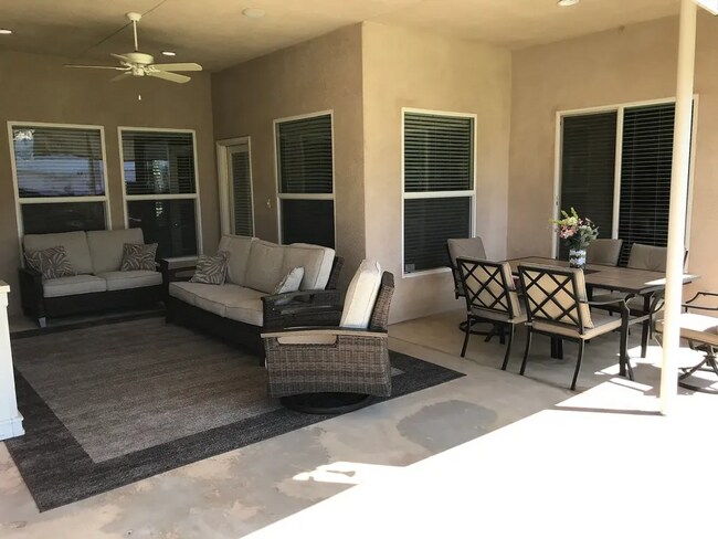 Building Photo - West Bakersfield Custom Home for Rent!