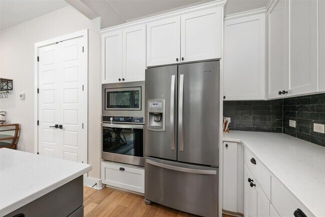 Building Photo - 408 W 16th St