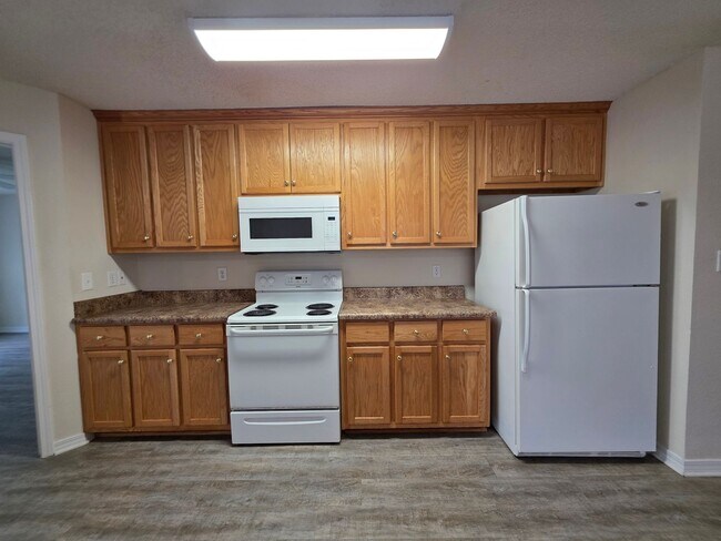 Building Photo - 3BR/2BA home with 2 car garage and privacy...