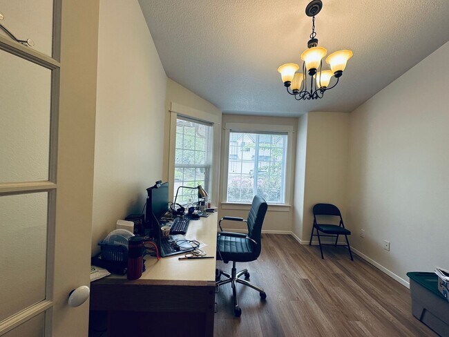 Building Photo - 807 NW Sundance Cir