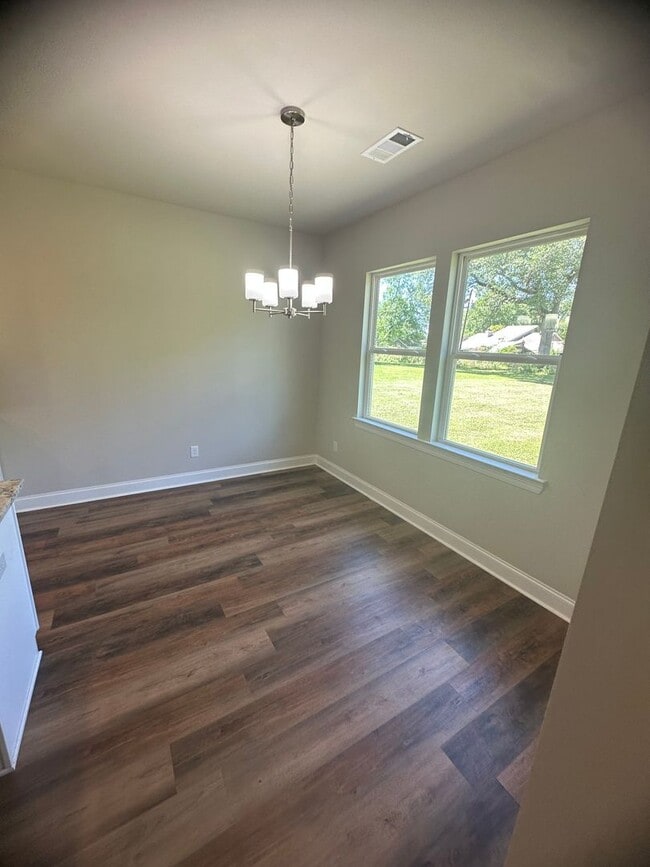 Building Photo - AVAILABLE NOW!