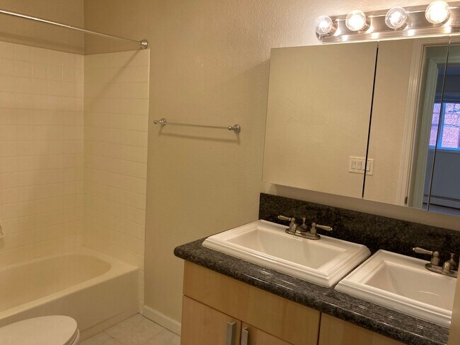 Building Photo - 2 Bdrm Condo off Spenard & 25th - Close to...