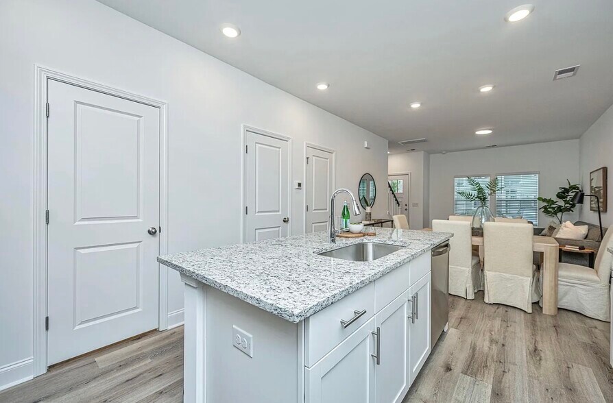 Building Photo - 102 Twin Rivers Dr