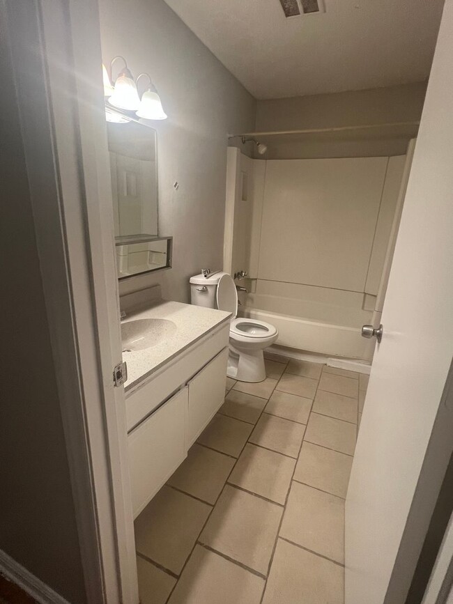 Building Photo - 2 Bedroom/ 1 Bathroom $1150.00