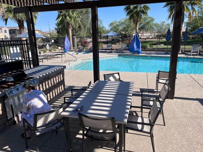 Building Photo - TOWN HOME WITH COMMUNITY POOL , GATED COMMUNITY in GILBERT!