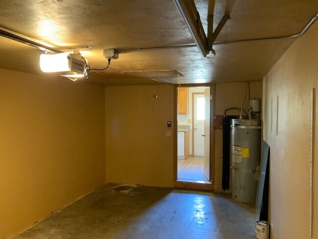 Building Photo - 2 bedroom in River Road Area