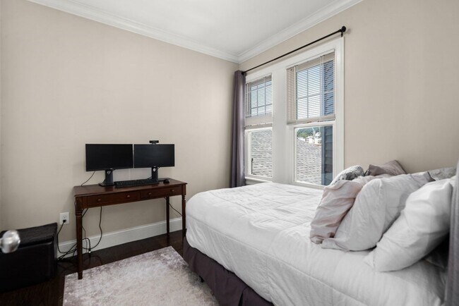 Building Photo - 1050 Saratoga St