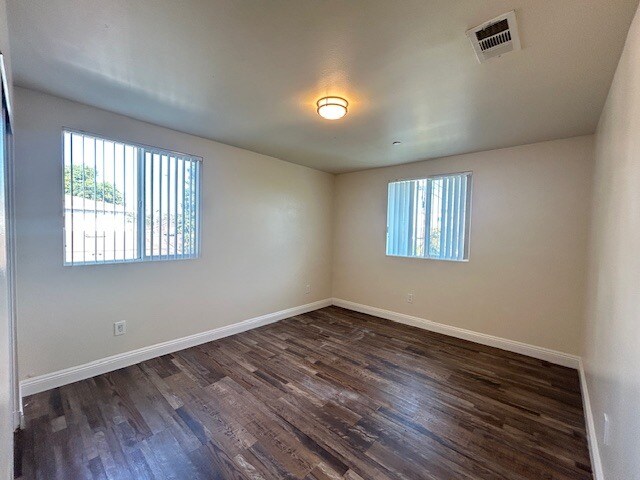 Building Photo - 213 1/2 E 84th Pl