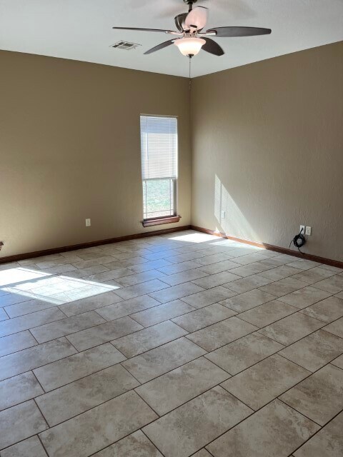Building Photo - 394 NE Simmons Cir