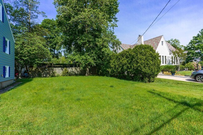 Building Photo - 407 Redmond Ave