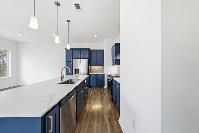 Building Photo - Spacious 3-Bed, 3-Bath Condo with Scenic Views in Vibrant Austin!