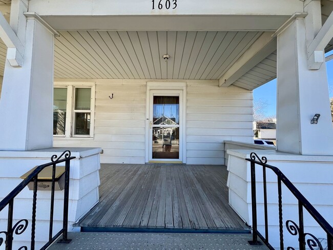 Building Photo - Main St. in Cedar Falls-2bd/1ba House