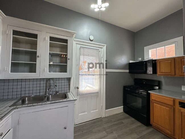 Building Photo - 912 Chicago St