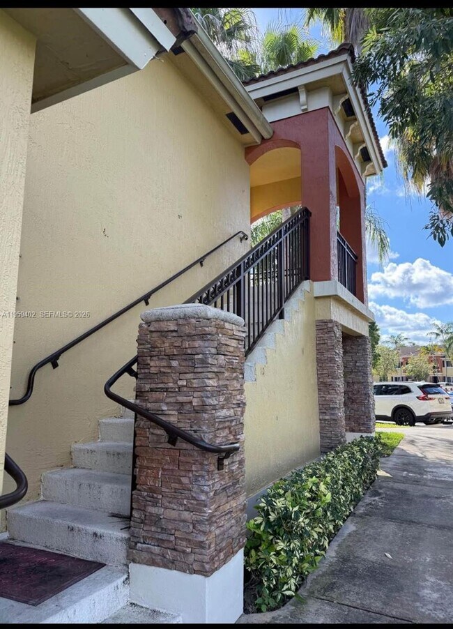 Building Photo - 1005 NE 34th Ave