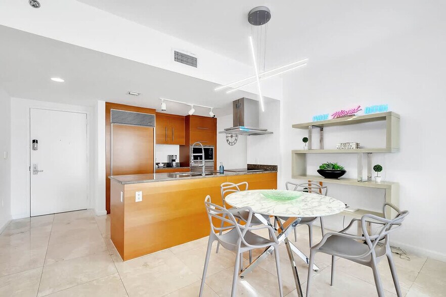 Building Photo - 495 Brickell Ave