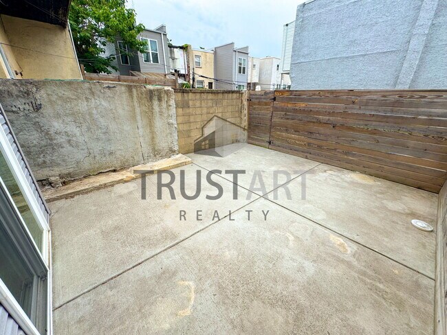 Building Photo - 1327 S 27th St