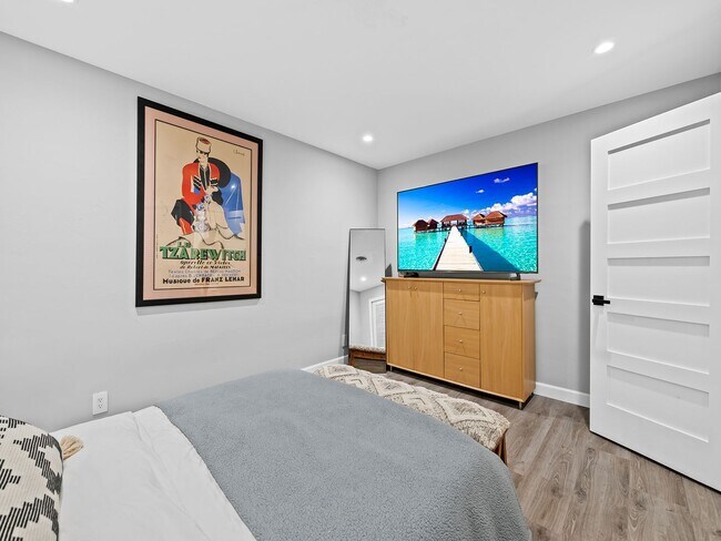 Building Photo - Coastal Elegance Awaits! Stunning 5-Bedroom Home in Prime Fort Lauderdale Location