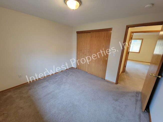 Building Photo - Tigard 3 Bd 2ba Ranch Style Home on Flag L...