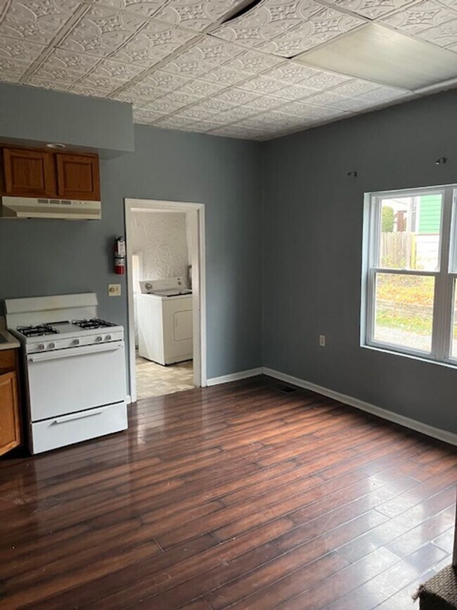 Building Photo - Cozy Multi-Level Living Close to Downtown