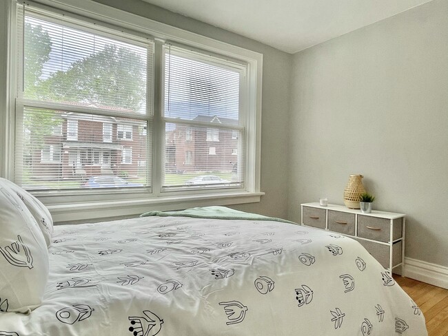 Front Bedroom - 4975 Lindenwood Ave