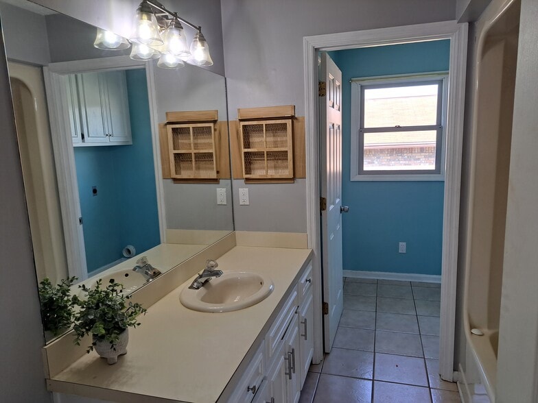 Building Photo - 3808 Overlook Dr