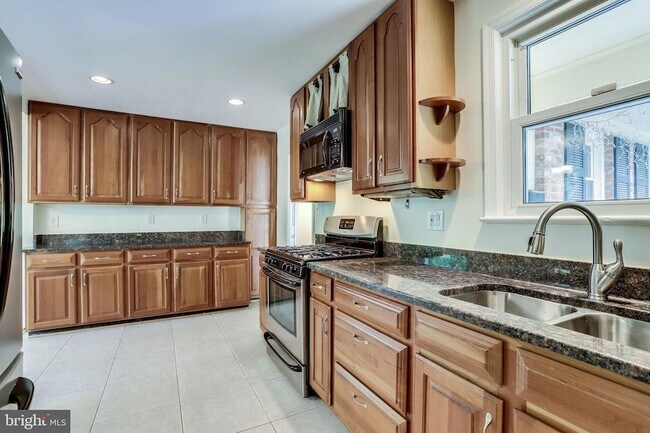 Building Photo - 5225 Old Dominion Dr