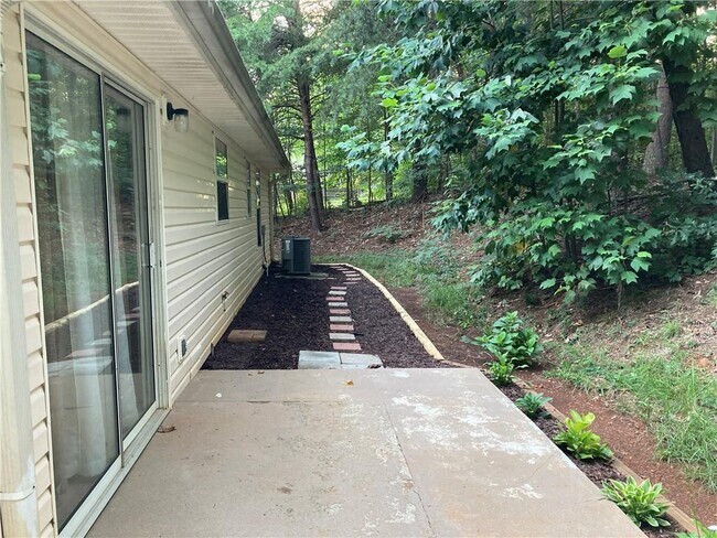 Building Photo - 6110 Lakeside Ct