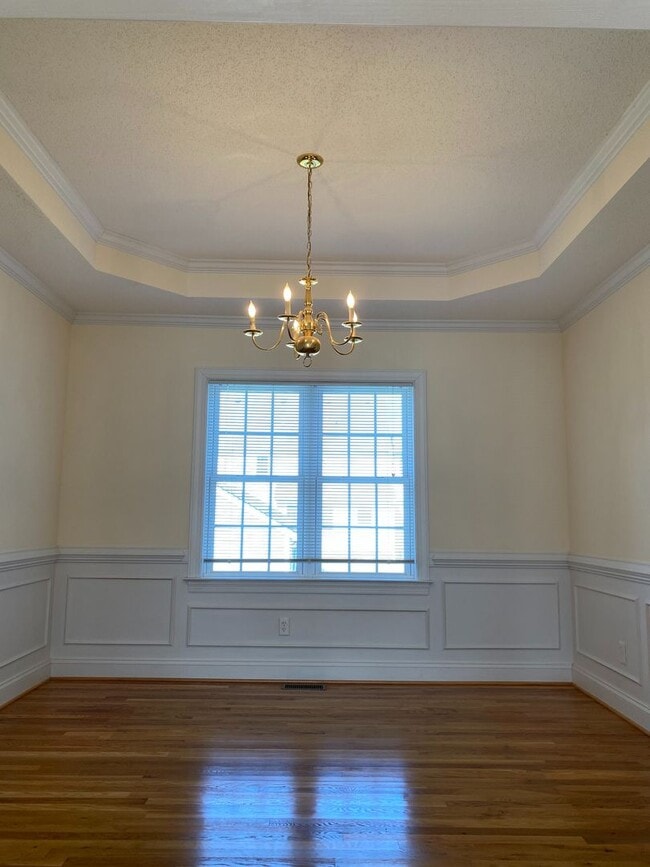 Building Photo - Stunning 4bdrm/2.5bth Home w/Loft Located ...