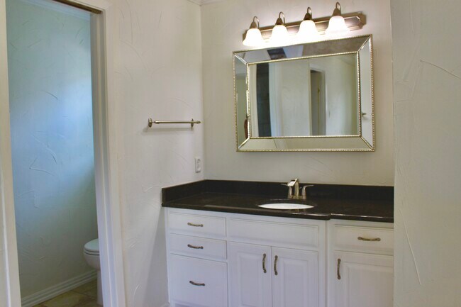 Building Photo - 2120 Mountainview Dr