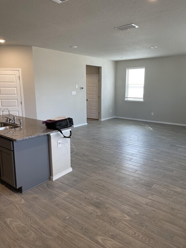 Building Photo - 2532 Ayers Dr