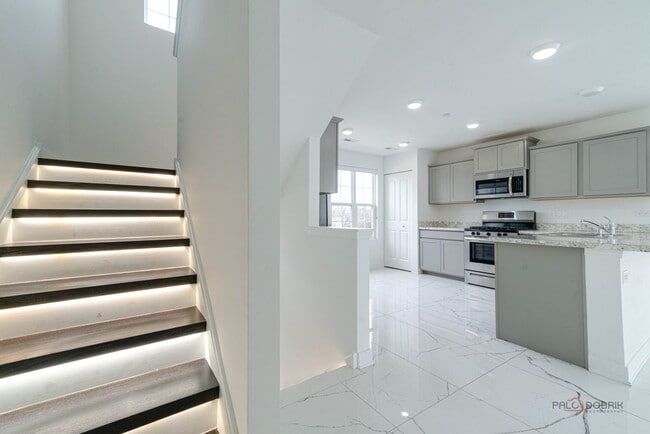 Building Photo - 667 W Hickory St