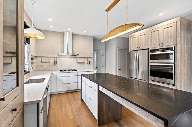 Building Photo - Stunning Luxury Home in the Village of Che...