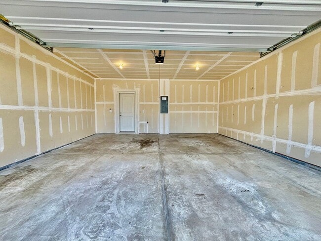 Building Photo - Beautiful 3 bed, 3 bath Townhome in West W...