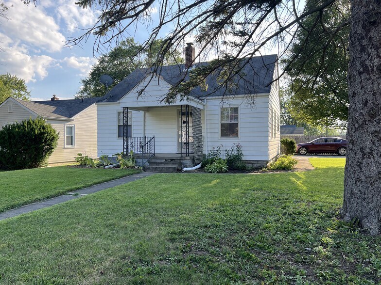 Building Photo - 2021 N Maplewood Ave