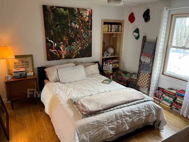 Building Photo - 285 1/2 Weaver Street