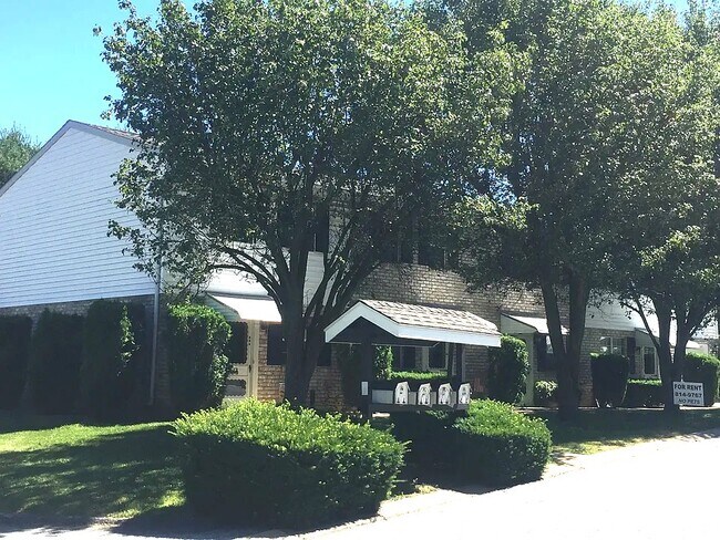 Building Photo - 633 Green Meadows Dr