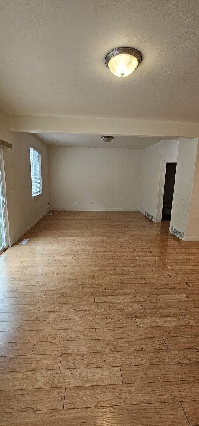 Building Photo - Single Family Home