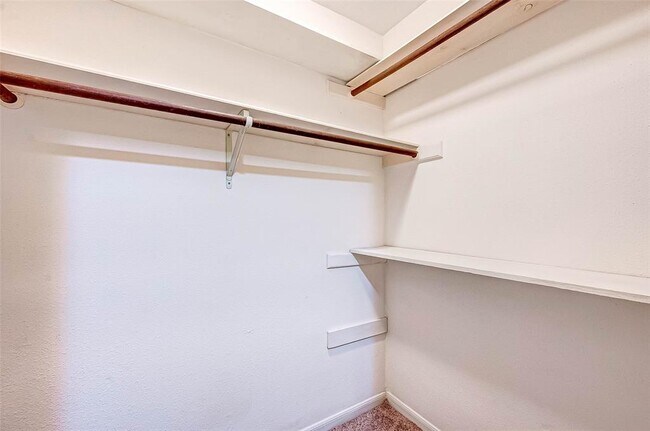 Building Photo - 13922 Hollowgreen Dr