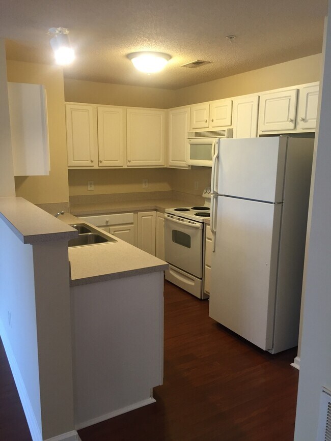 Building Photo - 3694-2D Cotswold Ave