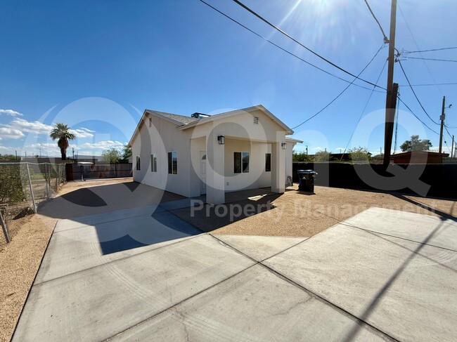 Building Photo - 2939 W Polk St