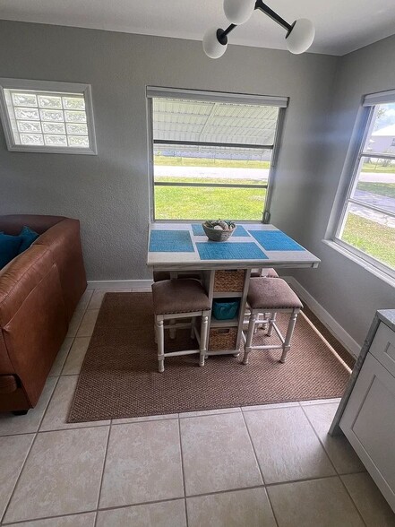 Building Photo - 10192 SW Riverview Cir