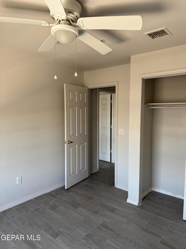Building Photo - 6027 Brook Hollow Dr