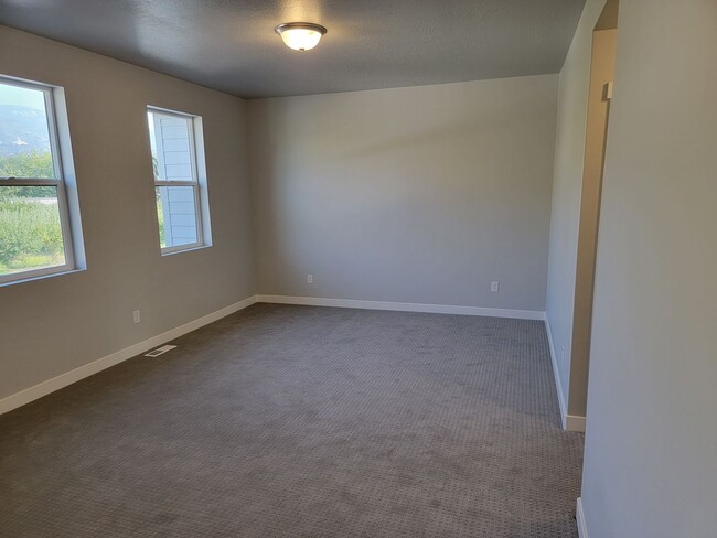 Building Photo - Stunning Townhomes!