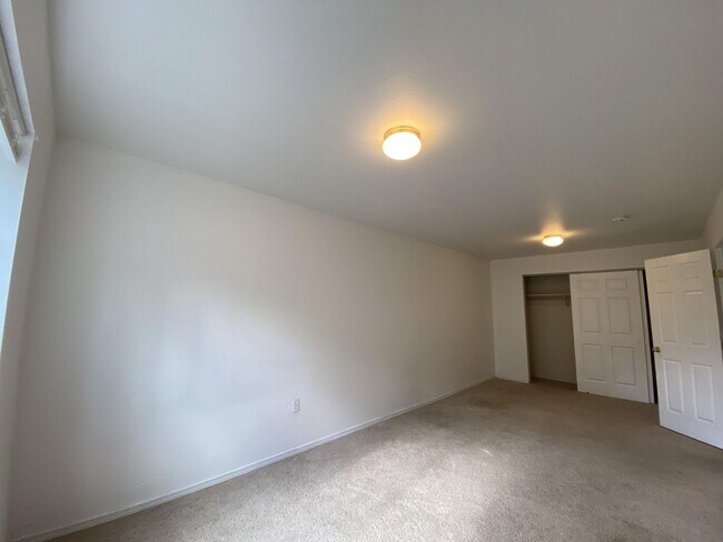 Building Photo - 857 N Garfield St