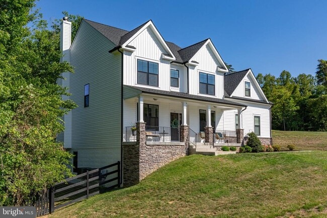 Building Photo - 15 Grove Ln
