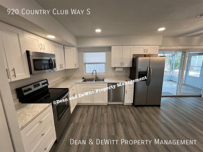Building Photo - 920 Country Club Way S